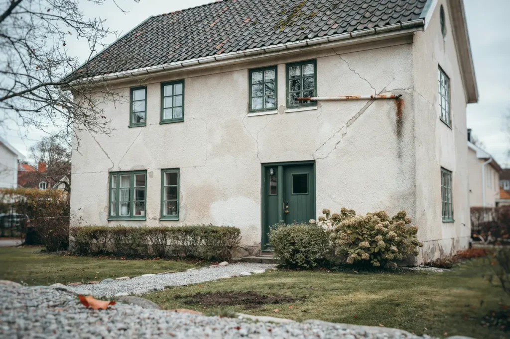 sprickor i putsfasad s bed mer du skadorna och v ljer r tt tg rd